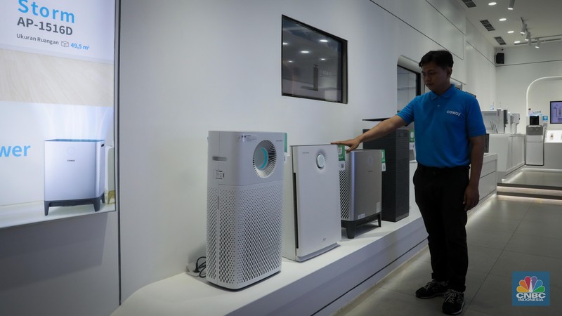 Pengunjung memilih produk Air Purifier atau pembersih udara yang dijual pada gerai Coway di Lotte Mall Jakarta, Jumat (1/9/2023). Pengunjung memilih produk Air Purifier atau pembersih udara yang dijual pada gerai Coway di Lotte Mall Jakarta, Jumat (1/9/2023). (CNBC Indonesia/Faisal Rahman)