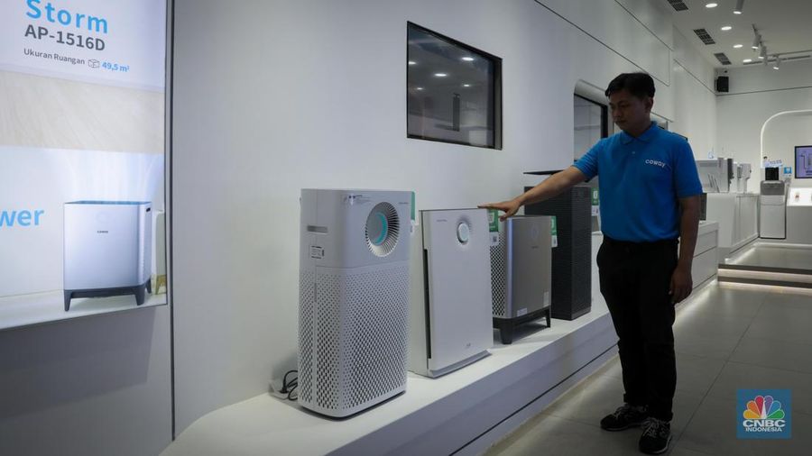 Pengunjung memilih produk Air Purifier atau pembersih udara yang dijual pada gerai Coway di Lotte Mall Jakarta, Jumat (1/9/2023). (CNBC Indonesia/Faisal Rahman)