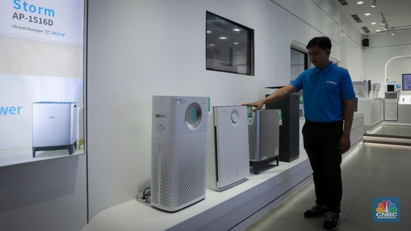 Pengunjung memilih produk Air Purifier atau pembersih udara yang dijual pada gerai Coway di Lotte Mall Jakarta, Jumat (1/9/2023). (CNBC Indonesia/Faisal Rahman)