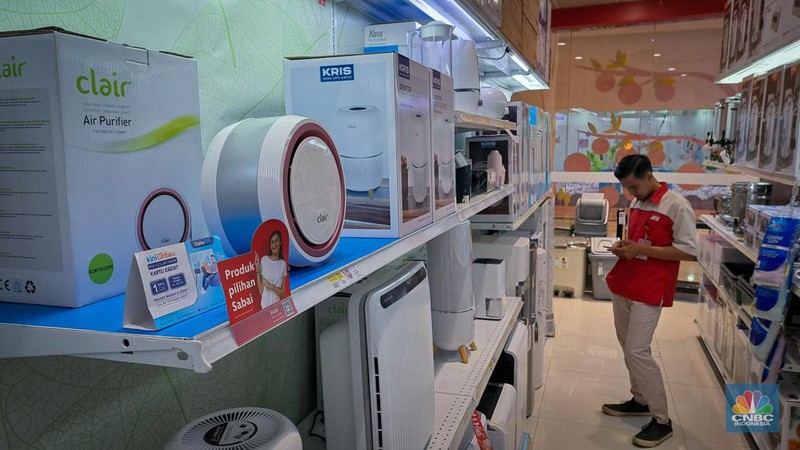 Pengunjung memilih produk Air Purifier atau pembersih udara yang dijual pada gerai Coway di Lotte Mall Jakarta, Jumat (1/9/2023). (CNBC Indonesia/Faisal Rahman)