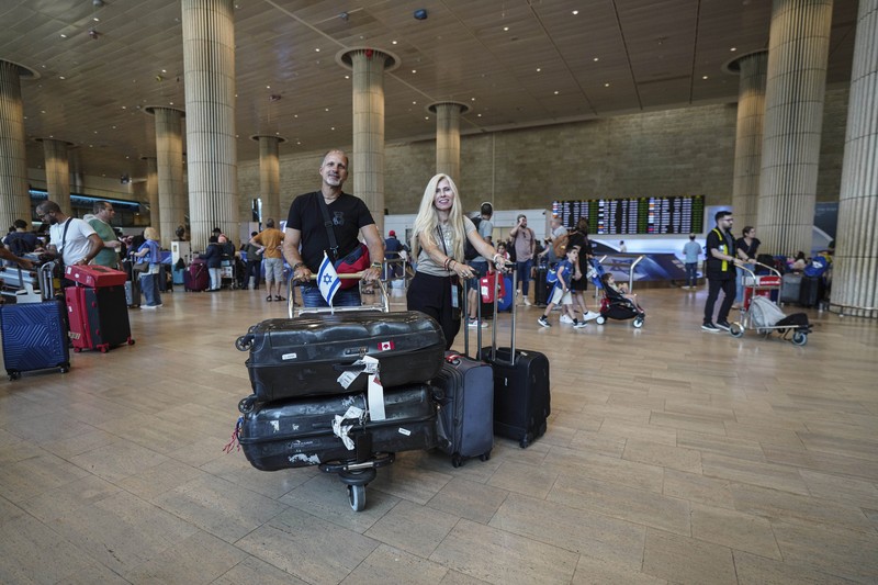 Penumpang yang tiba dari negara kepulauan Seychelles di Samudra Hindia yang melakukan pemberhentian darurat di Arab Saudi bereaksi saat mendarat di Bandara Ben Gurion di Lod, dekat Tel Aviv, Israel, Selasa, 29 Agustus 2023. Penumpang yang tiba dari negara kepulauan Seychelles di Samudra Hindia yang melakukan pemberhentian darurat di Arab Saudi bereaksi saat mendarat di Bandara Ben Gurion di Lod, dekat Tel Aviv, Israel, Selasa, 29 Agustus 2023. Media Israel melaporkan penerbangan Air Seychelles membawa 128 penumpang terpaksa mendarat pada Senin karena kerusakan listrik. Kementerian Luar Negeri Israel mengatakan para penumpang bermalam di sebuah hotel bandara di Jeddah dan diterbangkan kembali oleh maskapai tersebut dengan pesawat alternatif. (AP Photo/Tsafrir Abayov)