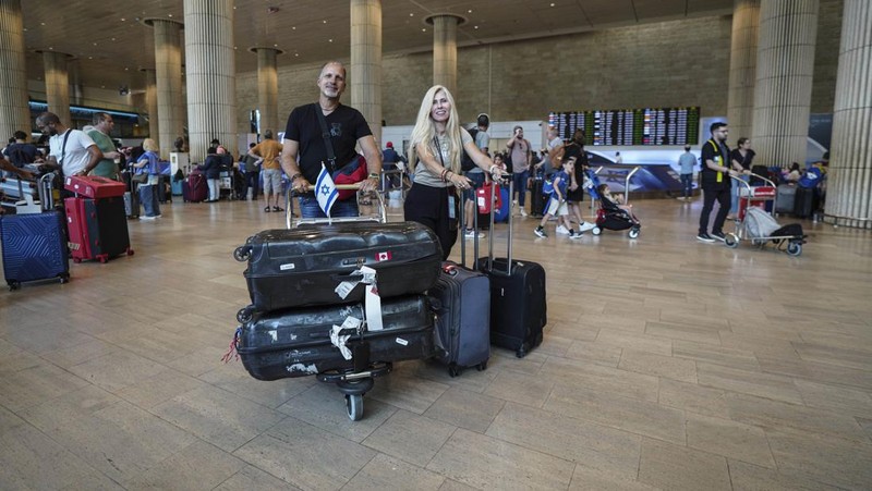 Penumpang yang tiba dari negara kepulauan Seychelles di Samudra Hindia yang melakukan pemberhentian darurat di Arab Saudi bereaksi saat mendarat di Bandara Ben Gurion di Lod, dekat Tel Aviv, Israel, Selasa, 29 Agustus 2023. Media Israel melaporkan penerbangan Air Seychelles membawa 128 penumpang terpaksa mendarat pada Senin karena kerusakan listrik. Kementerian Luar Negeri Israel mengatakan para penumpang bermalam di sebuah hotel bandara di Jeddah dan diterbangkan kembali oleh maskapai tersebut dengan pesawat alternatif. (AP Photo/Tsafrir Abayov)