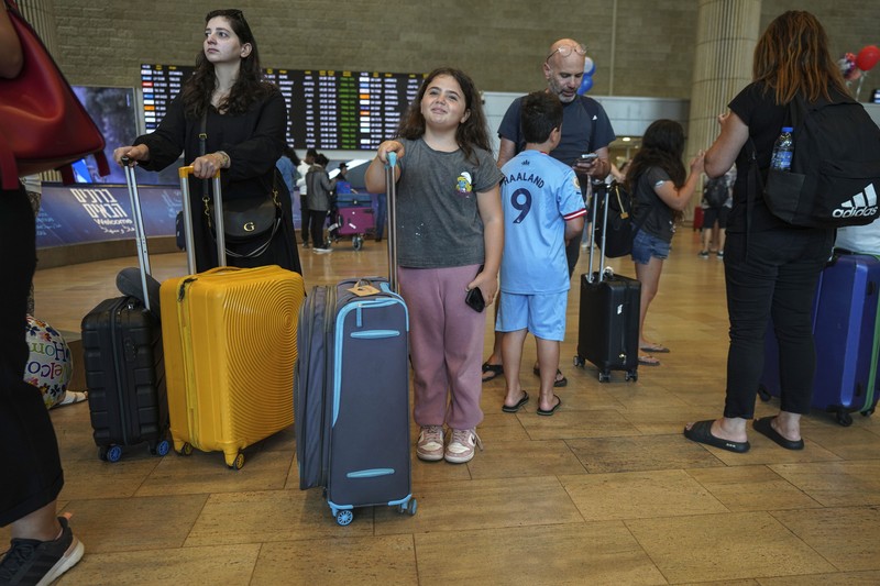 Penumpang yang tiba dari negara kepulauan Seychelles di Samudra Hindia yang melakukan pemberhentian darurat di Arab Saudi bereaksi saat mendarat di Bandara Ben Gurion di Lod, dekat Tel Aviv, Israel, Selasa, 29 Agustus 2023. Penumpang yang tiba dari negara kepulauan Seychelles di Samudra Hindia yang melakukan pemberhentian darurat di Arab Saudi bereaksi saat mendarat di Bandara Ben Gurion di Lod, dekat Tel Aviv, Israel, Selasa, 29 Agustus 2023. Media Israel melaporkan penerbangan Air Seychelles membawa 128 penumpang terpaksa mendarat pada Senin karena kerusakan listrik. Kementerian Luar Negeri Israel mengatakan para penumpang bermalam di sebuah hotel bandara di Jeddah dan diterbangkan kembali oleh maskapai tersebut dengan pesawat alternatif. (AP Photo/Tsafrir Abayov)