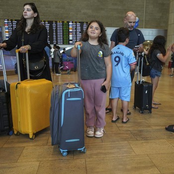 Potret Semringah Warga Israel Mendarat Darurat di Arab Saudi