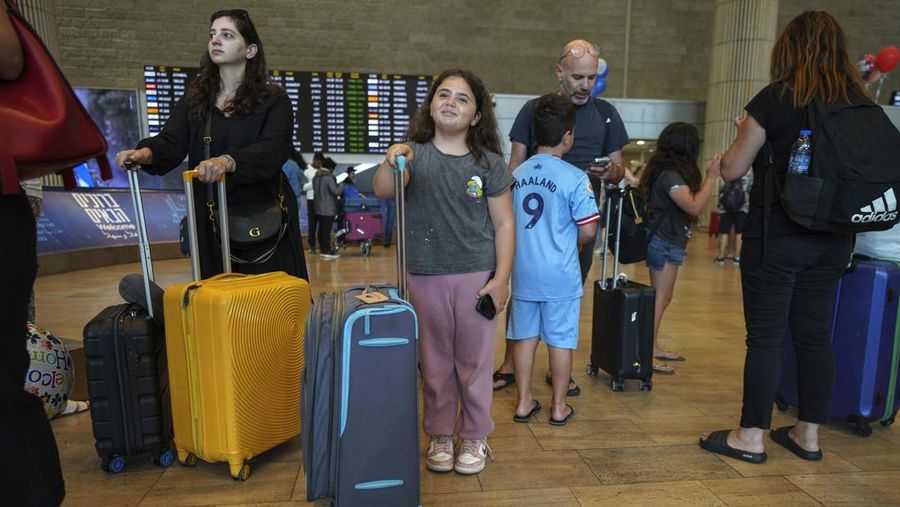 Penumpang yang tiba dari negara kepulauan Seychelles di Samudra Hindia yang melakukan pemberhentian darurat di Arab Saudi bereaksi saat mendarat di Bandara Ben Gurion di Lod, dekat Tel Aviv, Israel, Selasa, 29 Agustus 2023. Media Israel melaporkan penerbangan Air Seychelles membawa 128 penumpang terpaksa mendarat pada Senin karena kerusakan listrik. Kementerian Luar Negeri Israel mengatakan para penumpang bermalam di sebuah hotel bandara di Jeddah dan diterbangkan kembali oleh maskapai tersebut dengan pesawat alternatif. (AP Photo/Tsafrir Abayov)