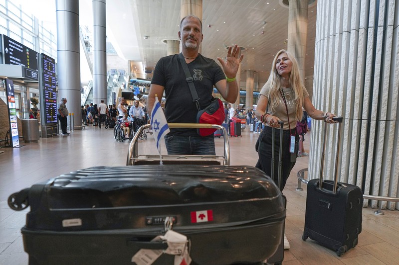 Penumpang yang tiba dari negara kepulauan Seychelles di Samudra Hindia yang melakukan pemberhentian darurat di Arab Saudi bereaksi saat mendarat di Bandara Ben Gurion di Lod, dekat Tel Aviv, Israel, Selasa, 29 Agustus 2023. Penumpang yang tiba dari negara kepulauan Seychelles di Samudra Hindia yang melakukan pemberhentian darurat di Arab Saudi bereaksi saat mendarat di Bandara Ben Gurion di Lod, dekat Tel Aviv, Israel, Selasa, 29 Agustus 2023. Media Israel melaporkan penerbangan Air Seychelles membawa 128 penumpang terpaksa mendarat pada Senin karena kerusakan listrik. Kementerian Luar Negeri Israel mengatakan para penumpang bermalam di sebuah hotel bandara di Jeddah dan diterbangkan kembali oleh maskapai tersebut dengan pesawat alternatif. (AP Photo/Tsafrir Abayov)