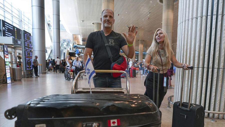 Penumpang yang tiba dari negara kepulauan Seychelles di Samudra Hindia yang melakukan pemberhentian darurat di Arab Saudi bereaksi saat mendarat di Bandara Ben Gurion di Lod, dekat Tel Aviv, Israel, Selasa, 29 Agustus 2023. Media Israel melaporkan penerbangan Air Seychelles membawa 128 penumpang terpaksa mendarat pada Senin karena kerusakan listrik. Kementerian Luar Negeri Israel mengatakan para penumpang bermalam di sebuah hotel bandara di Jeddah dan diterbangkan kembali oleh maskapai tersebut dengan pesawat alternatif. (AP Photo/Tsafrir Abayov)