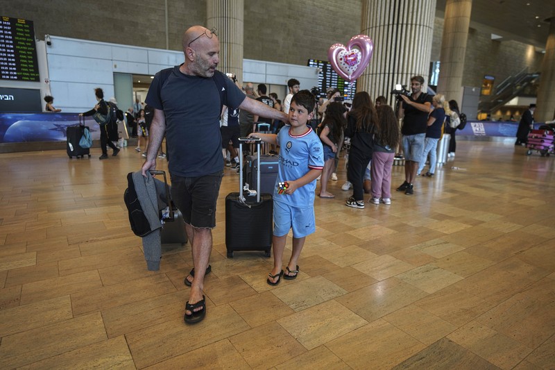 Penumpang yang tiba dari negara kepulauan Seychelles di Samudra Hindia yang melakukan pemberhentian darurat di Arab Saudi bereaksi saat mendarat di Bandara Ben Gurion di Lod, dekat Tel Aviv, Israel, Selasa, 29 Agustus 2023. Penumpang yang tiba dari negara kepulauan Seychelles di Samudra Hindia yang melakukan pemberhentian darurat di Arab Saudi bereaksi saat mendarat di Bandara Ben Gurion di Lod, dekat Tel Aviv, Israel, Selasa, 29 Agustus 2023. Media Israel melaporkan penerbangan Air Seychelles membawa 128 penumpang terpaksa mendarat pada Senin karena kerusakan listrik. Kementerian Luar Negeri Israel mengatakan para penumpang bermalam di sebuah hotel bandara di Jeddah dan diterbangkan kembali oleh maskapai tersebut dengan pesawat alternatif. (AP Photo/Tsafrir Abayov)