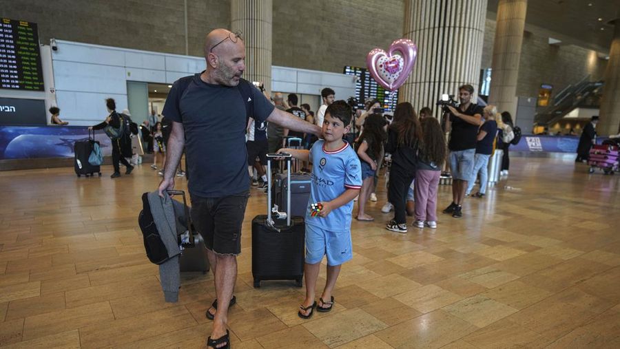 Penumpang yang tiba dari negara kepulauan Seychelles di Samudra Hindia yang melakukan pemberhentian darurat di Arab Saudi bereaksi saat mendarat di Bandara Ben Gurion di Lod, dekat Tel Aviv, Israel, Selasa, 29 Agustus 2023. Media Israel melaporkan penerbangan Air Seychelles membawa 128 penumpang terpaksa mendarat pada Senin karena kerusakan listrik. Kementerian Luar Negeri Israel mengatakan para penumpang bermalam di sebuah hotel bandara di Jeddah dan diterbangkan kembali oleh maskapai tersebut dengan pesawat alternatif. (AP Photo/Tsafrir Abayov)