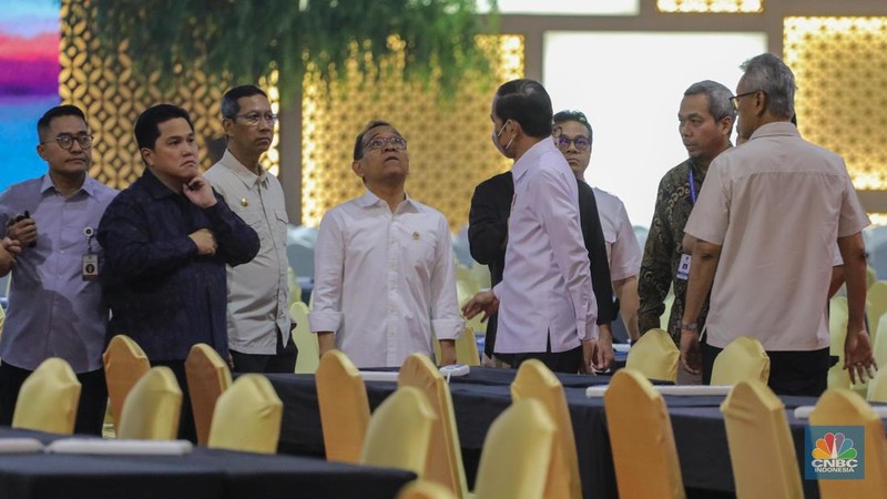 Presiden Joko Widodo meninjau Media Center KTT ASEAN di JCC Senayan, Jakarta, Jumat (1/9/2023). (CNBC Indonesia/Faisal Rahman)