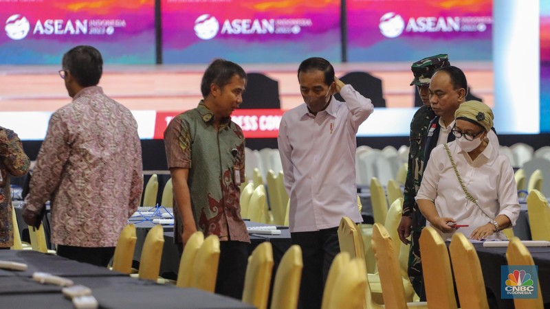 Presiden Joko Widodo meninjau Media Center KTT ASEAN di JCC Senayan, Jakarta, Jumat (1/9/2023). (CNBC Indonesia/Faisal Rahman)