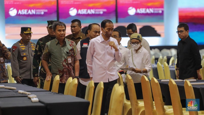 Presiden Joko Widodo meninjau Media Center KTT ASEAN di JCC Senayan, Jakarta, Jumat (1/9/2023). (CNBC Indonesia/Faisal Rahman)