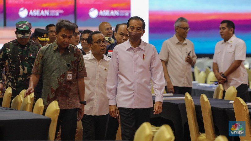 Sejumlah wartawan beraktivitas di ruang Media Center Konferensi Tingkat Tinggi (KTT) Ke-43 ASEAN, JCC Senayan, Jakarta, Jumat (1/9/2023). Satu hari menjelang dibuka, Media Center KTT ASEAN terlihat sudah rampung. (CNBC Indonesia/Faisal Rahman)