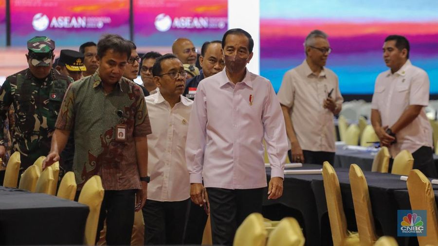 Presiden Joko Widodo meninjau Media Center KTT ASEAN di JCC Senayan, Jakarta, Jumat (1/9/2023). (վ/Faisal Rahman)