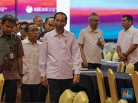 Jokowi Tertangkap Kamera Sedang Pakai Masker Lagi