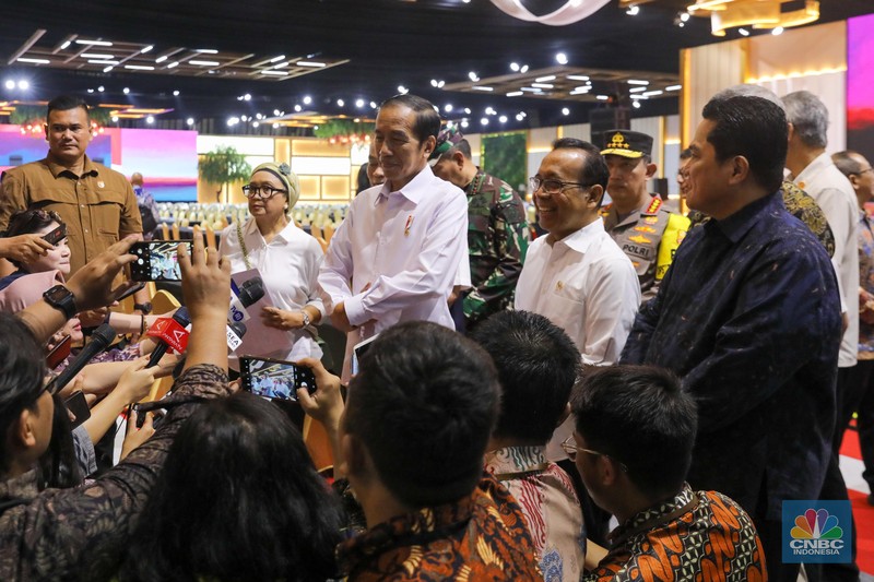 Sejumlah wartawan beraktivitas di ruang Media Center Konferensi Tingkat Tinggi (KTT) Ke-43 ASEAN, JCC Senayan, Jakarta, Jumat (1/9/2023). Satu hari menjelang dibuka, Media Center KTT ASEAN terlihat sudah rampung. (CNBC Indonesia/Faisal Rahman)