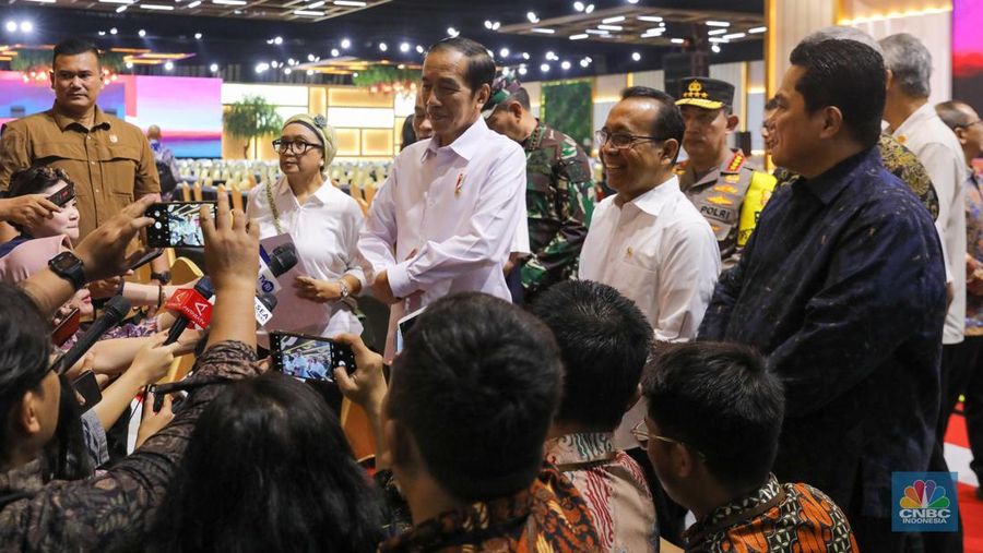 Sejumlah wartawan beraktivitas di ruang Media Center Konferensi Tingkat Tinggi (KTT) Ke-43 ASEAN, JCC Senayan, Jakarta, Jumat (1/9/2023). Satu hari menjelang dibuka, Media Center KTT ASEAN terlihat sudah rampung. (CNBC Indonesia/Faisal Rahman)