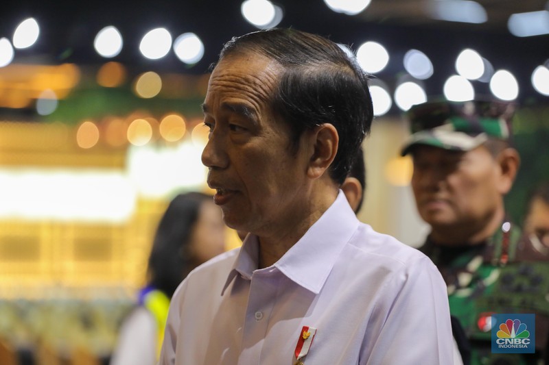 Sejumlah wartawan beraktivitas di ruang Media Center Konferensi Tingkat Tinggi (KTT) Ke-43 ASEAN, JCC Senayan, Jakarta, Jumat (1/9/2023). Satu hari menjelang dibuka, Media Center KTT ASEAN terlihat sudah rampung. Sejumlah wartawan beraktivitas di ruang Media Center Konferensi Tingkat Tinggi (KTT) Ke-43 ASEAN, JCC Senayan, Jakarta, Jumat (1/9/2023). Satu hari menjelang dibuka, Media Center KTT ASEAN terlihat sudah rampung. (CNBC Indonesia/Faisal Rahman)