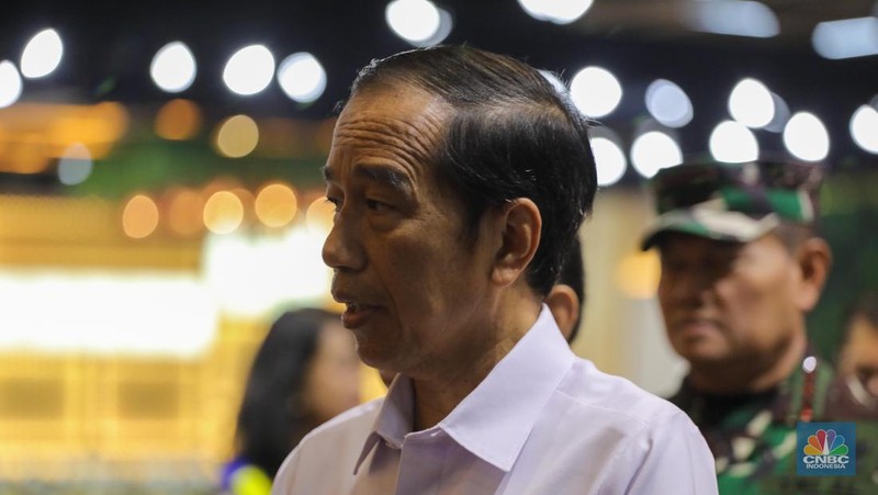 Presiden Joko Widodo meninjau Media Center KTT ASEAN di JCC Senayan, Jakarta, Jumat (1/9/2023). (CNBC Indonesia/Faisal Rahman)