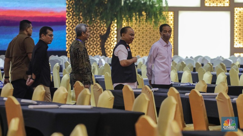Presiden Joko Widodo meninjau Media Center KTT ASEAN di JCC Senayan, Jakarta, Jumat (1/9/2023). (CNBC Indonesia/Faisal Rahman)