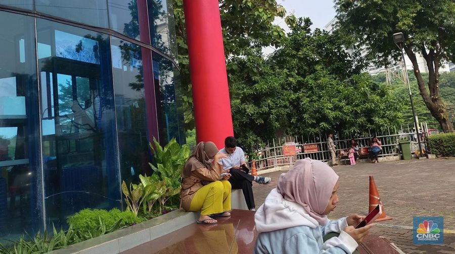 Sejumlah pelanggan sudah mulai berdatangan ke toko Buku Gunung Agung Kwitang, Jakarta Pusat hari ini, Jumat (1/9/2023) meskipun baru akan buka pada pukul 10.00 WIB. (²©²ÊÍøÕ¾/Martyasari Rizky)