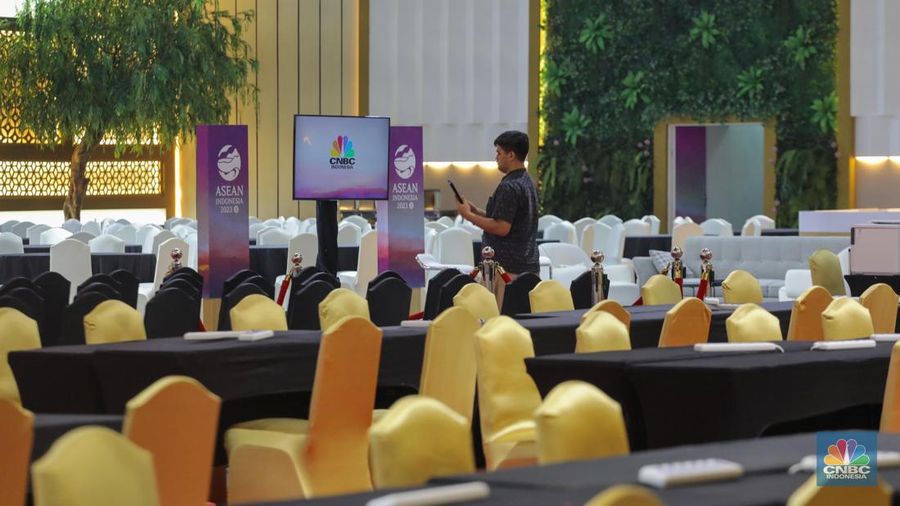Sejumlah wartawan beraktivitas di ruang Media Center Konferensi Tingkat Tinggi (KTT) Ke-43 ASEAN, JCC Senayan, Jakarta, Jumat (1/9/2023). Satu hari menjelang dibuka, Media Center KTT ASEAN terlihat sudah rampung. (²©²ÊÍøÕ¾/Faisal Rahman)