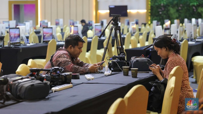 Sejumlah wartawan beraktivitas di ruang Media Center Konferensi Tingkat Tinggi (KTT) Ke-43 ASEAN, JCC Senayan, Jakarta, Jumat (1/9/2023). Satu hari menjelang dibuka, Media Center KTT ASEAN terlihat sudah rampung. Sejumlah wartawan beraktivitas di ruang Media Center Konferensi Tingkat Tinggi (KTT) Ke-43 ASEAN, JCC Senayan, Jakarta, Jumat (1/9/2023). Satu hari menjelang dibuka, Media Center KTT ASEAN terlihat sudah rampung. (CNBC Indonesia/Faisal Rahman)