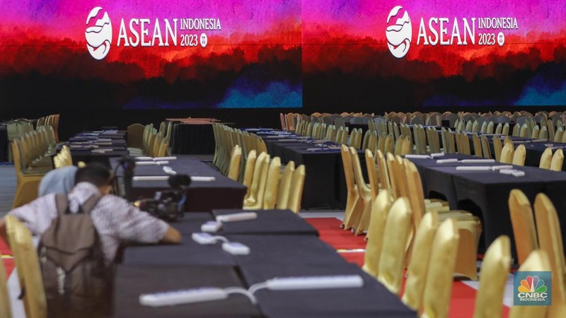 Sejumlah wartawan beraktivitas di ruang Media Center Konferensi Tingkat Tinggi (KTT) Ke-43 ASEAN, JCC Senayan, Jakarta, Jumat (1/9/2023). Satu hari menjelang dibuka, Media Center KTT ASEAN terlihat sudah rampung. (CNBC Indonesia/Faisal Rahman)