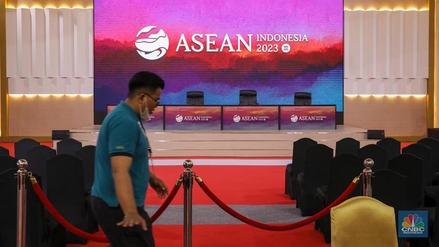 Sejumlah wartawan beraktivitas di ruang Media Center Konferensi Tingkat Tinggi (KTT) Ke-43 ASEAN, JCC Senayan, Jakarta, Jumat (1/9/2023). Satu hari menjelang dibuka, Media Center KTT ASEAN terlihat sudah rampung. (CNBC Indonesia/Faisal Rahman)