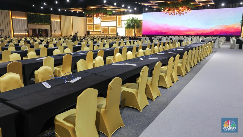 Sejumlah wartawan beraktivitas di ruang Media Center Konferensi Tingkat Tinggi (KTT) Ke-43 ASEAN, JCC Senayan, Jakarta, Jumat (1/9/2023). Satu hari menjelang dibuka, Media Center KTT ASEAN terlihat sudah rampung. Sejumlah wartawan beraktivitas di ruang Media Center Konferensi Tingkat Tinggi (KTT) Ke-43 ASEAN, JCC Senayan, Jakarta, Jumat (1/9/2023). Satu hari menjelang dibuka, Media Center KTT ASEAN terlihat sudah rampung. (CNBC Indonesia/Faisal Rahman)
