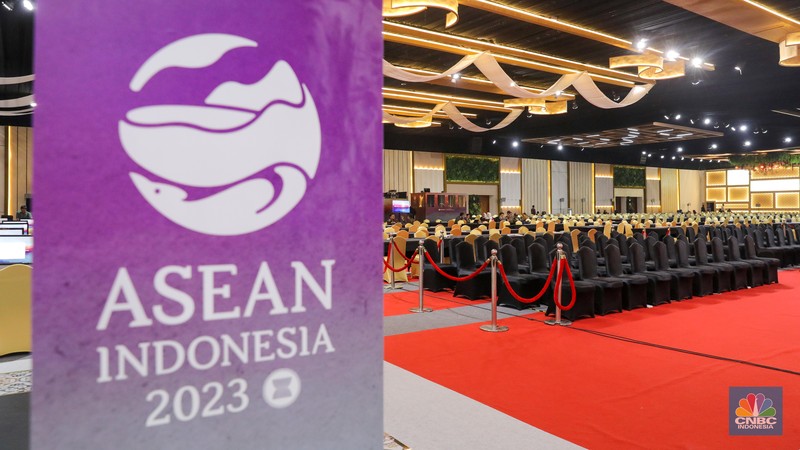 Sejumlah wartawan beraktivitas di ruang Media Center Konferensi Tingkat Tinggi (KTT) Ke-43 ASEAN, JCC Senayan, Jakarta, Jumat (1/9/2023). Satu hari menjelang dibuka, Media Center KTT ASEAN terlihat sudah rampung. Sejumlah wartawan beraktivitas di ruang Media Center Konferensi Tingkat Tinggi (KTT) Ke-43 ASEAN, JCC Senayan, Jakarta, Jumat (1/9/2023). Satu hari menjelang dibuka, Media Center KTT ASEAN terlihat sudah rampung. (CNBC Indonesia/Faisal Rahman)