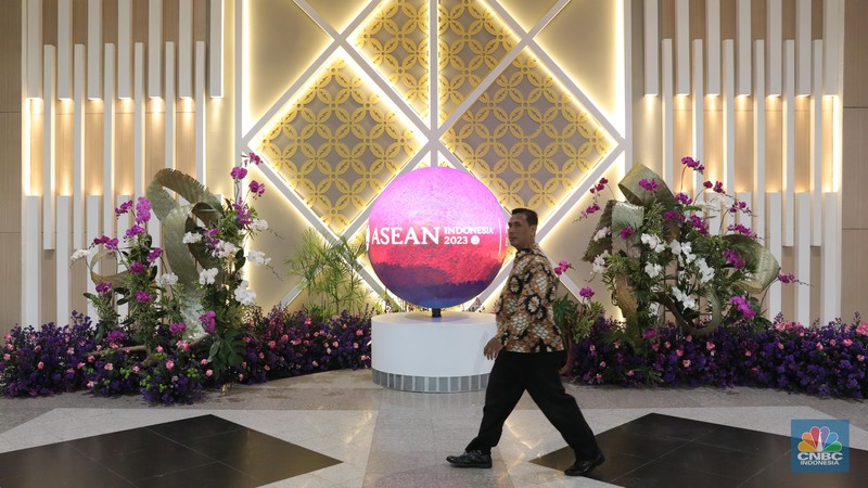 Sejumlah wartawan beraktivitas di ruang Media Center Konferensi Tingkat Tinggi (KTT) Ke-43 ASEAN, JCC Senayan, Jakarta, Jumat (1/9/2023). Satu hari menjelang dibuka, Media Center KTT ASEAN terlihat sudah rampung. (CNBC Indonesia/Faisal Rahman)