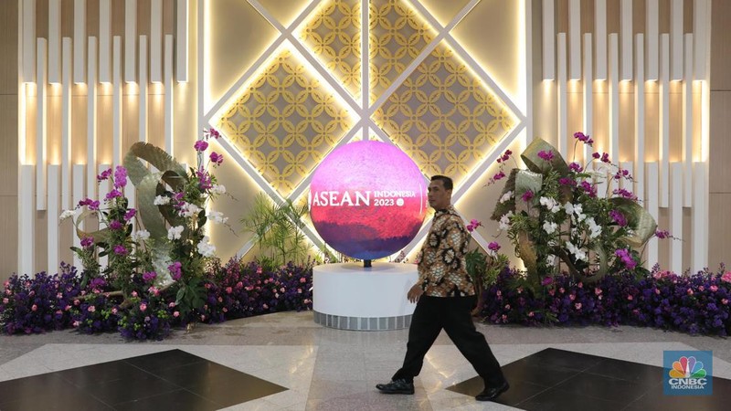Sejumlah wartawan beraktivitas di ruang Media Center Konferensi Tingkat Tinggi (KTT) Ke-43 ASEAN, JCC Senayan, Jakarta, Jumat (1/9/2023). Satu hari menjelang dibuka, Media Center KTT ASEAN terlihat sudah rampung. (CNBC Indonesia/Faisal Rahman)