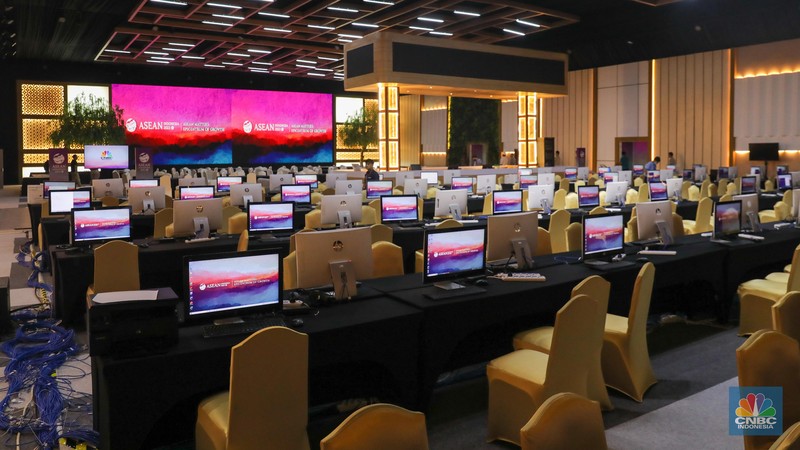 Sejumlah wartawan beraktivitas di ruang Media Center Konferensi Tingkat Tinggi (KTT) Ke-43 ASEAN, JCC Senayan, Jakarta, Jumat (1/9/2023). Satu hari menjelang dibuka, Media Center KTT ASEAN terlihat sudah rampung. Sejumlah wartawan beraktivitas di ruang Media Center Konferensi Tingkat Tinggi (KTT) Ke-43 ASEAN, JCC Senayan, Jakarta, Jumat (1/9/2023). Satu hari menjelang dibuka, Media Center KTT ASEAN terlihat sudah rampung. (CNBC Indonesia/Faisal Rahman)