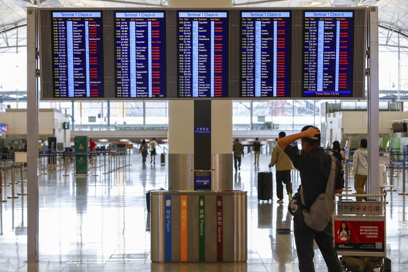 Masyarakat menghadapi angin kencang saat Topan Super Saola mendekat, di Hong Kong, Tiongkok 1 September 2023. (REUTERS/Tyrone Siu)