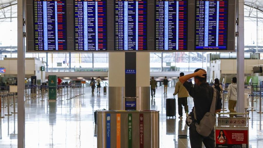 Masyarakat menghadapi angin kencang saat Topan Super Saola mendekat, di Hong Kong, Tiongkok 1 September 2023. (REUTERS/Tyrone Siu)