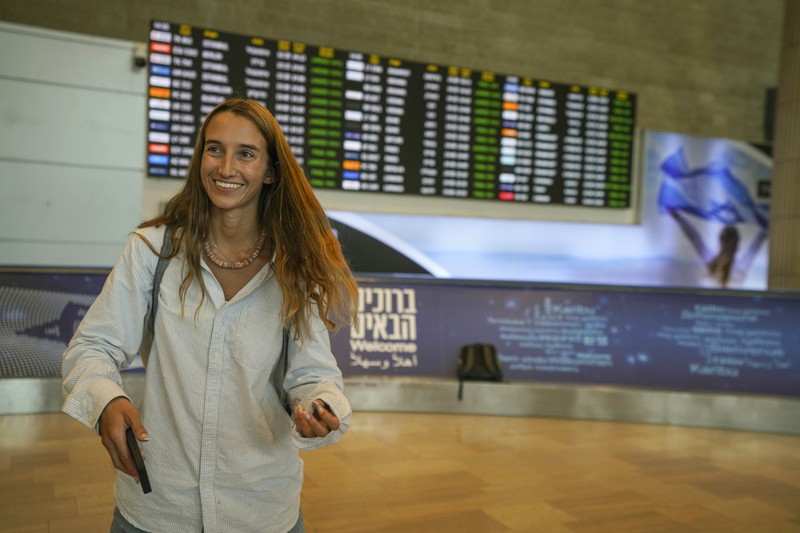 Penumpang yang tiba dari negara kepulauan Seychelles di Samudra Hindia yang melakukan pemberhentian darurat di Arab Saudi bereaksi saat mendarat di Bandara Ben Gurion di Lod, dekat Tel Aviv, Israel, Selasa, 29 Agustus 2023. Penumpang yang tiba dari negara kepulauan Seychelles di Samudra Hindia yang melakukan pemberhentian darurat di Arab Saudi bereaksi saat mendarat di Bandara Ben Gurion di Lod, dekat Tel Aviv, Israel, Selasa, 29 Agustus 2023. Media Israel melaporkan penerbangan Air Seychelles membawa 128 penumpang terpaksa mendarat pada Senin karena kerusakan listrik. Kementerian Luar Negeri Israel mengatakan para penumpang bermalam di sebuah hotel bandara di Jeddah dan diterbangkan kembali oleh maskapai tersebut dengan pesawat alternatif. (AP Photo/Tsafrir Abayov)