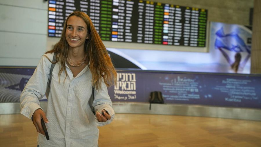 Penumpang yang tiba dari negara kepulauan Seychelles di Samudra Hindia yang melakukan pemberhentian darurat di Arab Saudi bereaksi saat mendarat di Bandara Ben Gurion di Lod, dekat Tel Aviv, Israel, Selasa, 29 Agustus 2023. Media Israel melaporkan penerbangan Air Seychelles membawa 128 penumpang terpaksa mendarat pada Senin karena kerusakan listrik. Kementerian Luar Negeri Israel mengatakan para penumpang bermalam di sebuah hotel bandara di Jeddah dan diterbangkan kembali oleh maskapai tersebut dengan pesawat alternatif. (AP Photo/Tsafrir Abayov)