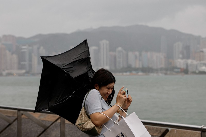 Masyarakat menghadapi angin kencang saat Topan Super Saola mendekat, di Hong Kong, Tiongkok 1 September 2023. Masyarakat menghadapi angin kencang saat Topan Super Saola mendekat, di Hong Kong, Tiongkok 1 September 2023. (REUTERS/Tyrone Siu)