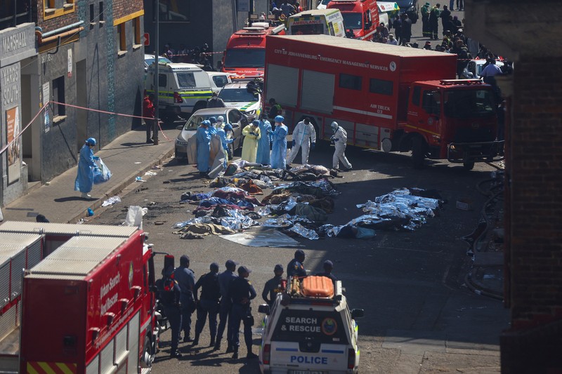 Setidaknya 73 orang meninggal dunia akibat kebakaran gedung lima lantai di Johannesburg, Afrika Selatan, pada Kamis (31/8). (X/@ODIRILERAM via REUTERS/X/@ODIRILERAM)