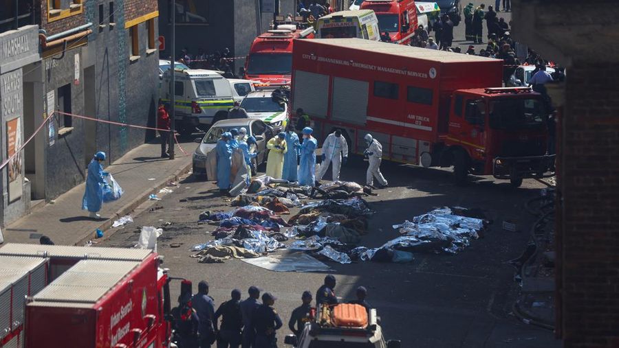 Setidaknya 73 orang meninggal dunia akibat kebakaran gedung lima lantai di Johannesburg, Afrika Selatan, pada Kamis (31/8). (X/@ODIRILERAM via REUTERS/X/@ODIRILERAM)