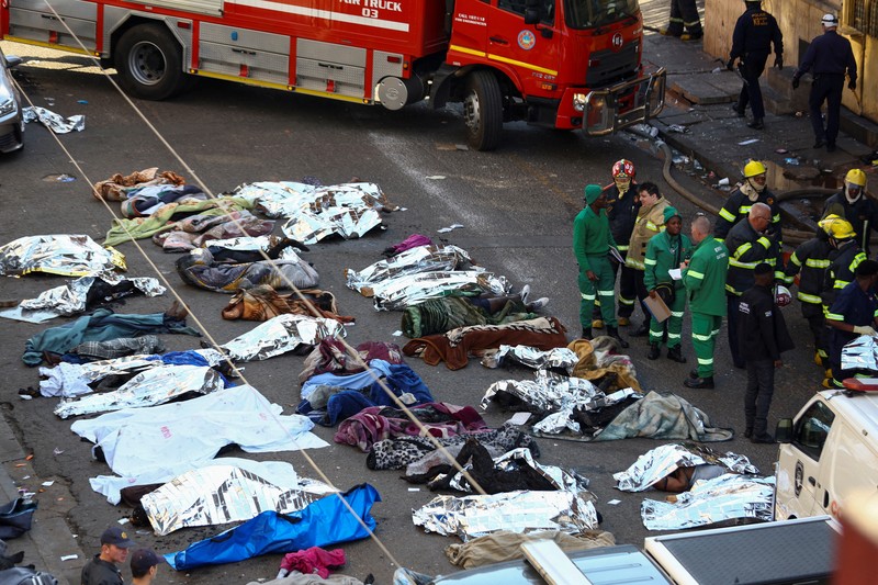 Setidaknya 73 orang meninggal dunia akibat kebakaran gedung lima lantai di Johannesburg, Afrika Selatan, pada Kamis (31/8). (X/@ODIRILERAM via REUTERS/X/@ODIRILERAM)