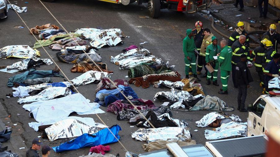 Setidaknya 73 orang meninggal dunia akibat kebakaran gedung lima lantai di Johannesburg, Afrika Selatan, pada Kamis (31/8). (X/@ODIRILERAM via REUTERS/X/@ODIRILERAM)