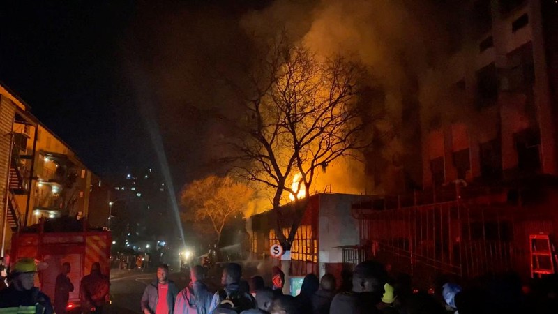Setidaknya 73 orang meninggal dunia akibat kebakaran gedung lima lantai di Johannesburg, Afrika Selatan, pada Kamis (31/8). (X/@ODIRILERAM via REUTERS/X/@ODIRILERAM)