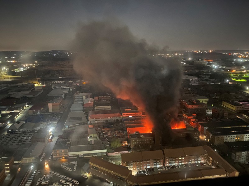 Setidaknya 73 orang meninggal dunia akibat kebakaran gedung lima lantai di Johannesburg, Afrika Selatan, pada Kamis (31/8). (X/@ODIRILERAM via REUTERS/X/@ODIRILERAM) Setidaknya 73 orang meninggal dunia akibat kebakaran gedung lima lantai di Johannesburg, Afrika Selatan, pada Kamis (31/8). (X/@ODIRILERAM via REUTERS/X/@ODIRILERAM)