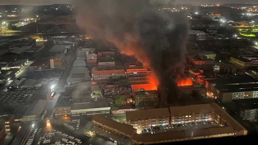 Setidaknya 73 orang meninggal dunia akibat kebakaran gedung lima lantai di Johannesburg, Afrika Selatan, pada Kamis (31/8). (X/@ODIRILERAM via REUTERS/X/@ODIRILERAM)