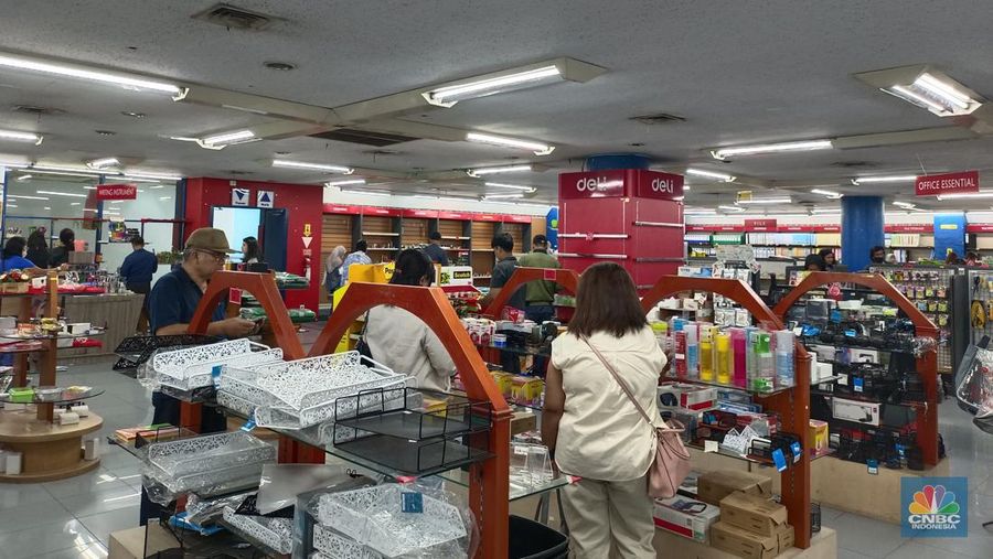 Toko Buku Gunung Agung menyampaikan, seluruh gerainya akan tutup permanen pada akhir 2023. Untuk gerai yang berlokasi di bilangan Kwitang, Jakarta Pusat kabarnya akan tutup secara permanen pada hari ini, Jumat (1/9/2023) setelah sebelumnya dikabarkan akan tutup pada hari Kamis (31/8/2023). (CNBC Indonesia/Martyasari Rizky)