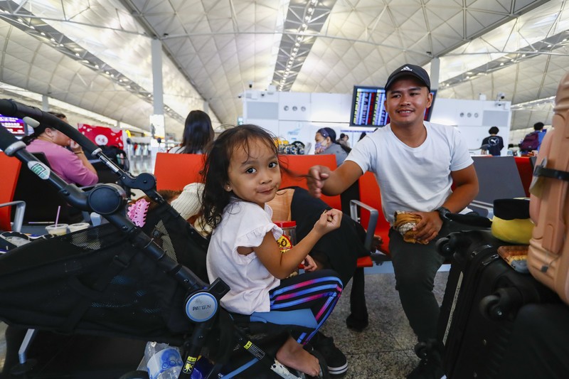 Masyarakat menghadapi angin kencang saat Topan Super Saola mendekat, di Hong Kong, Tiongkok 1 September 2023. Masyarakat menghadapi angin kencang saat Topan Super Saola mendekat, di Hong Kong, Tiongkok 1 September 2023. (REUTERS/Tyrone Siu)
