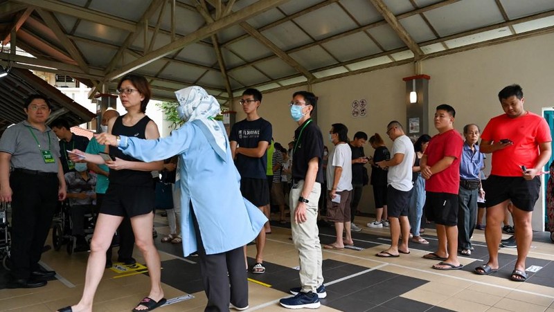 Warga Singapura tiba untuk memberikan suara di tempat pemungutan suara saat pemilihan presiden negara kota tersebut di Singapura pada tanggal 1 September 2023. Warga Singapura akan pergi ke tempat pemungutan suara pada tanggal 1 September dalam pemilihan presiden pertama di negara kota tersebut dalam lebih dari satu dekade, dan pemungutan suara diawasi dengan ketat sebagai indikasi dukungan terhadap partai yang berkuasa setelah serangkaian skandal politik yang jarang terjadi. (Photo by Roslan RAHMAN / AFP)