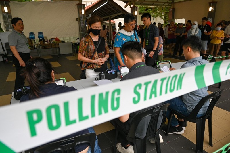 Warga Singapura tiba untuk memberikan suara di tempat pemungutan suara saat pemilihan presiden negara kota tersebut di Singapura pada tanggal 1 September 2023. Warga Singapura tiba untuk memberikan suara di tempat pemungutan suara saat pemilihan presiden negara kota tersebut di Singapura pada tanggal 1 September 2023. Warga Singapura akan pergi ke tempat pemungutan suara pada tanggal 1 September dalam pemilihan presiden pertama di negara kota tersebut dalam lebih dari satu dekade, dan pemungutan suara diawasi dengan ketat sebagai indikasi dukungan terhadap partai yang berkuasa setelah serangkaian skandal politik yang jarang terjadi. (Photo by Roslan RAHMAN / AFP)